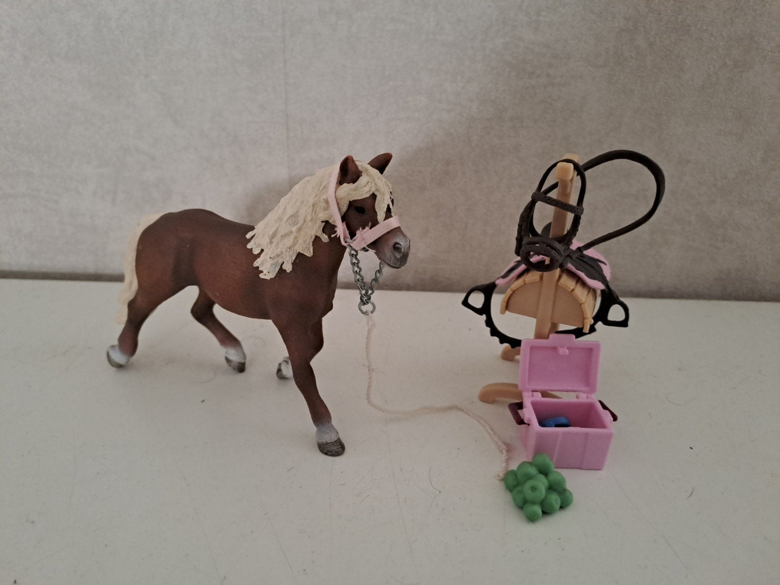 schleich haflinger met tuig en extra (L), Verzamelen, Ophalen of Verzenden, Zo goed als nieuw, Paard, Beeldje of Figuurtje