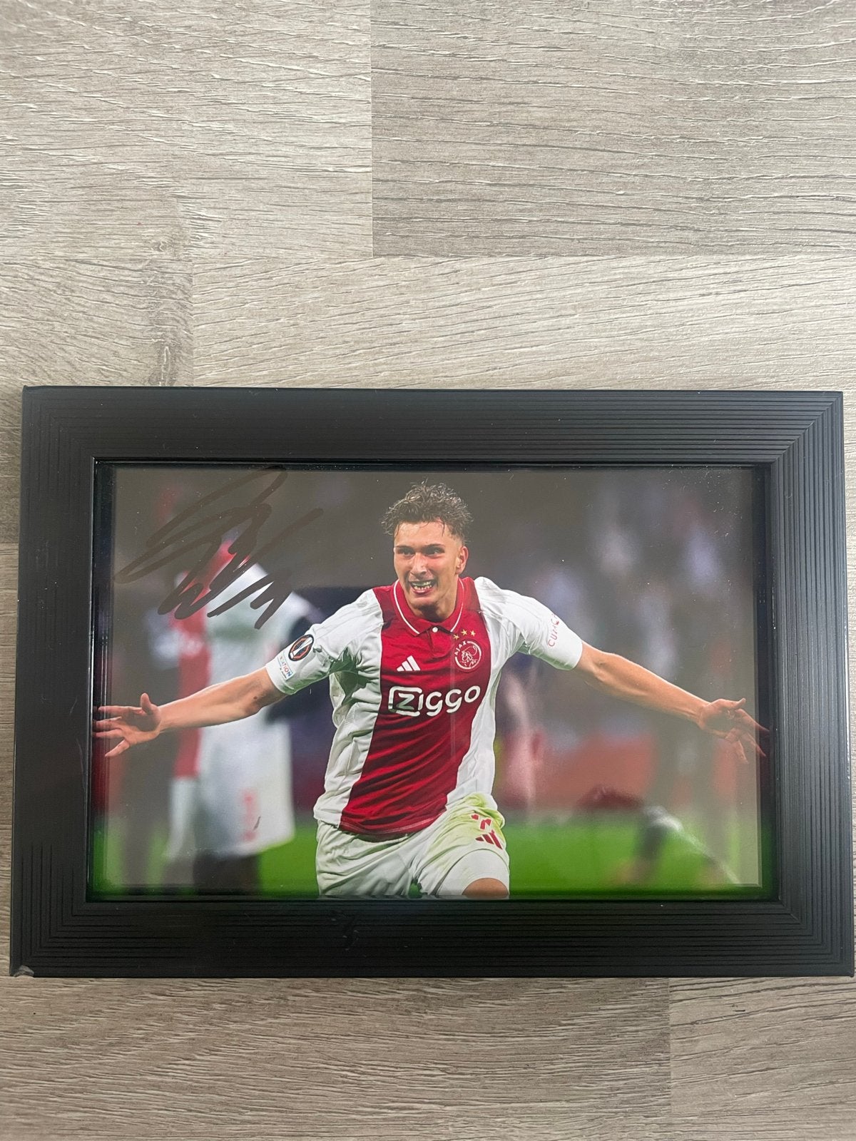 Gesigneerde foto Mika Godts in lijst - Originele handtekenin, Verzamelen, Sportartikelen en Voetbal, Ophalen of Verzenden, Zo goed als nieuw