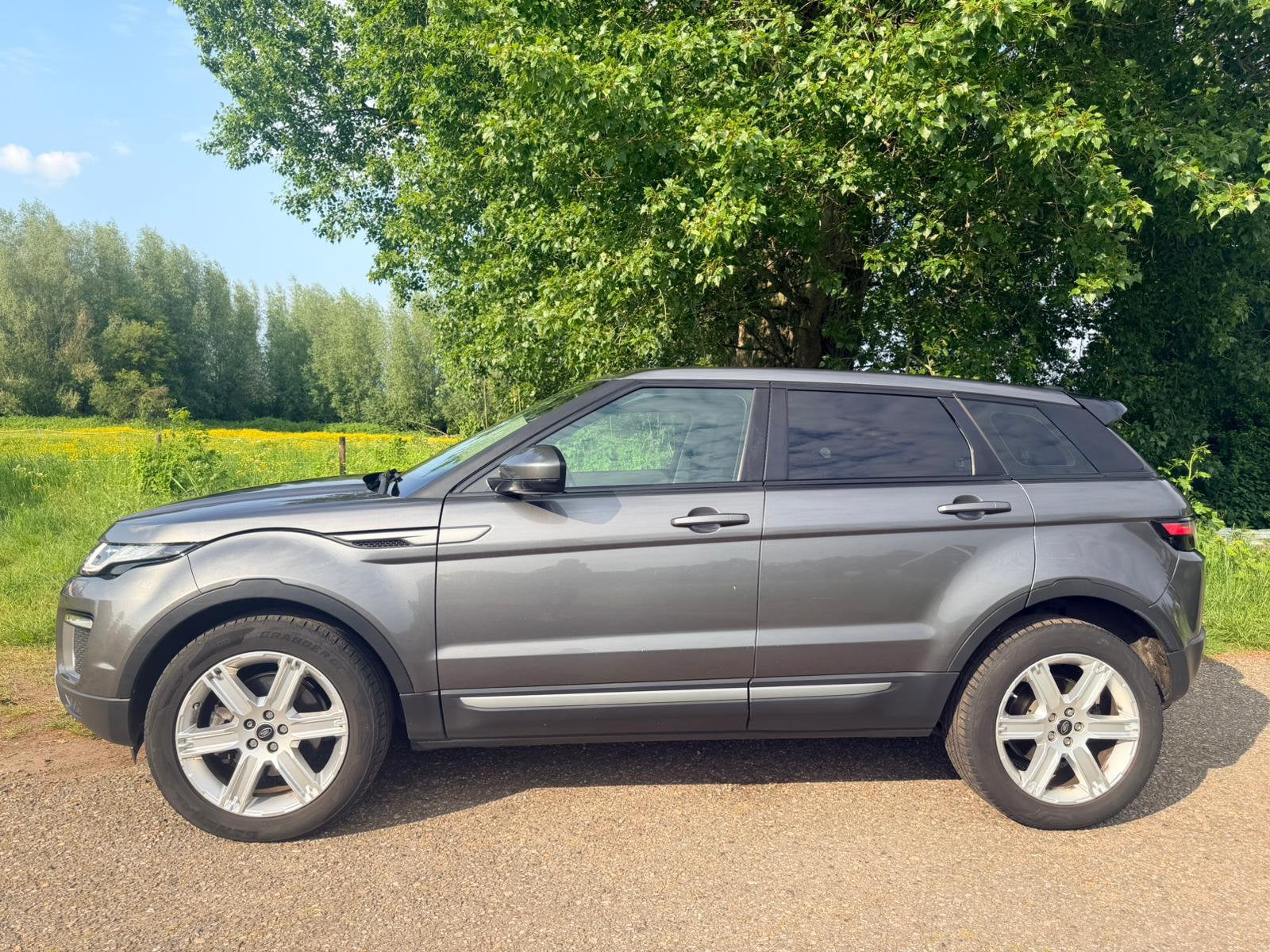 Land Rover Range Rover Evoque 2.0 TD4 4WD AUT 2016 Grijs, Auto's, Land Rover, Automaat, Achterwielaandrijving, Zwart, 2000 kg