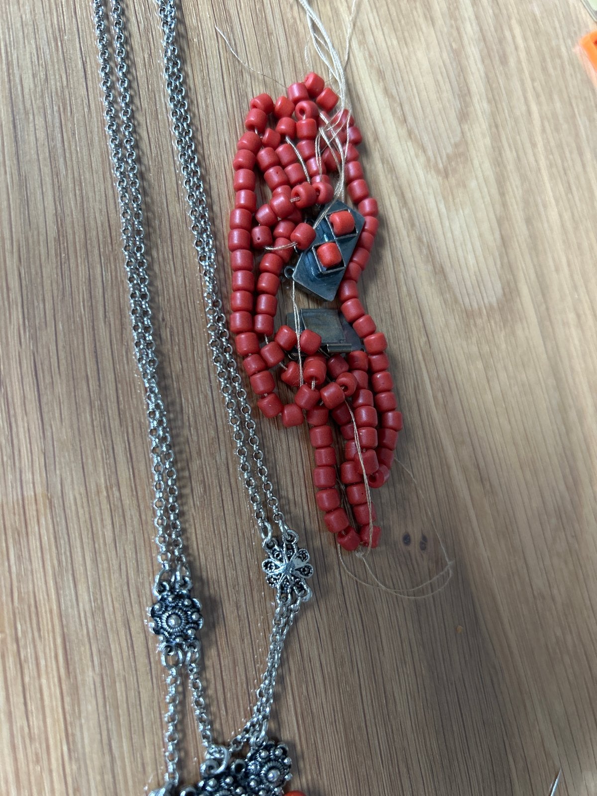 Zilverkleurige ketting met rode kralen bloedkoraal, Ophalen of Verzenden, Gebruikt, Zilver, Met hanger