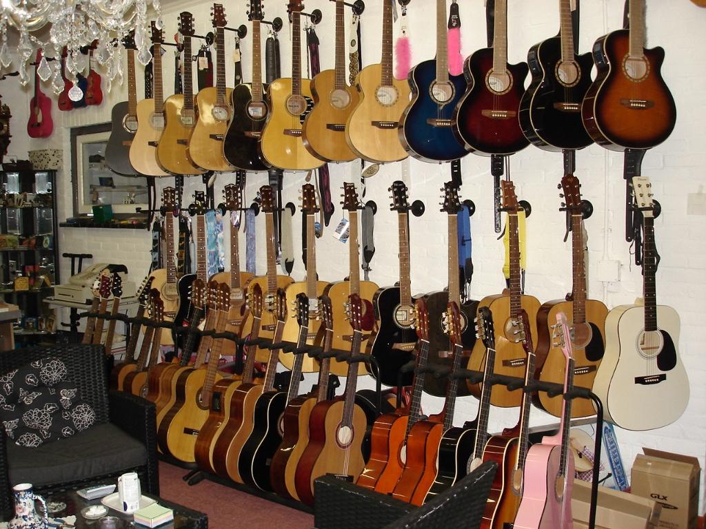 Aktie!  Gitaren met gevoerde tas "Muziek Center Roosendaal", Muziek en Instrumenten, Snaarinstrumenten | Gitaren | Akoestisch