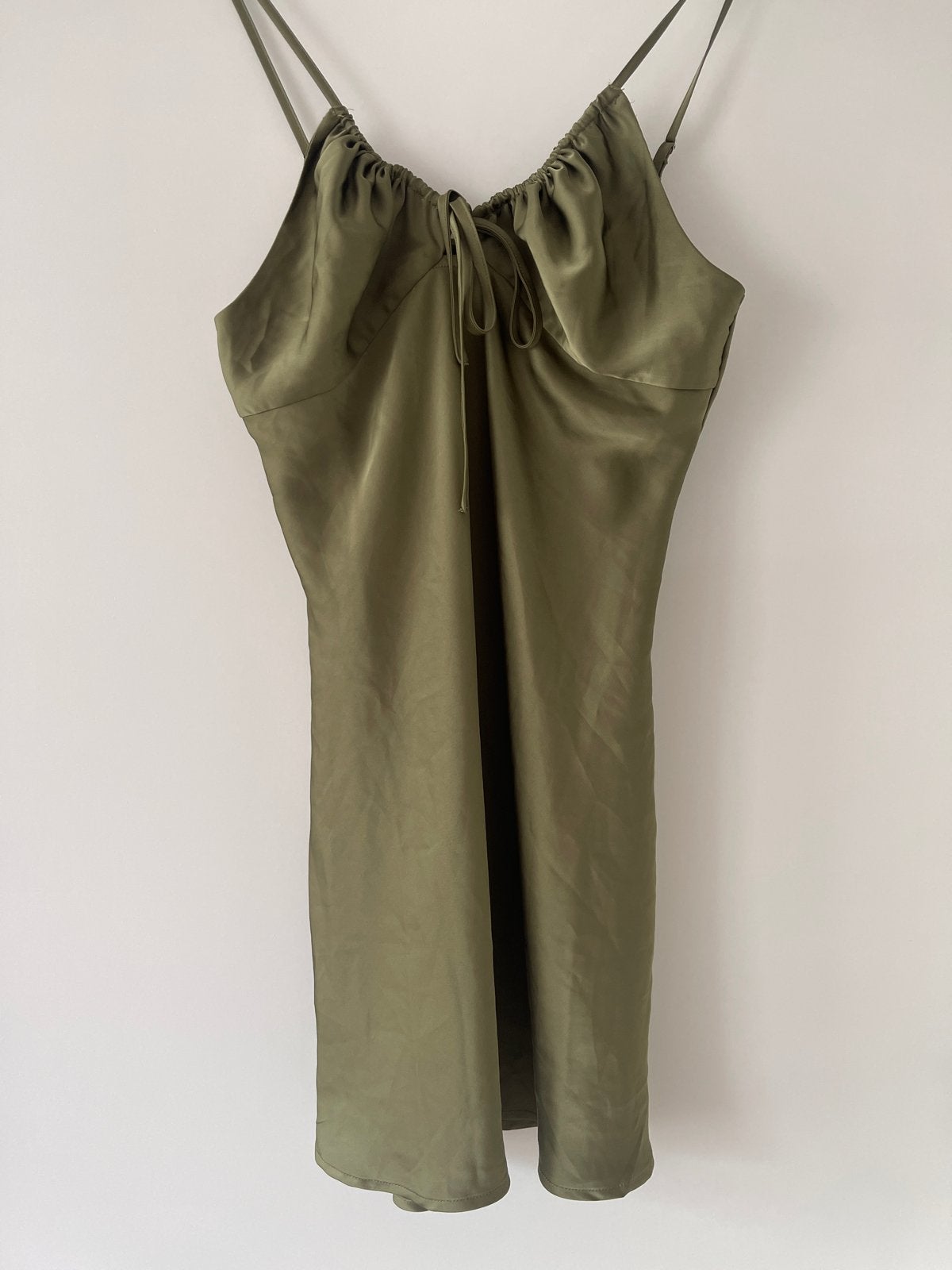 Satijnen slipdress in olijfgroen, Maat 38/40 (M), Ophalen of Verzenden, Zo goed als nieuw, Boven de knie