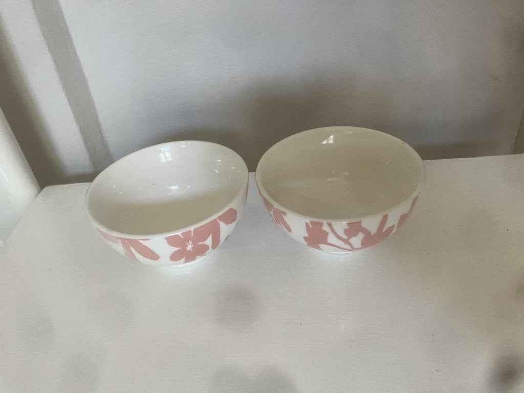Twee chaaltjes met een roze/rood bloemenmotief. , Ophalen of Verzenden, Zo goed als nieuw, Kom(men), Overige stijlen