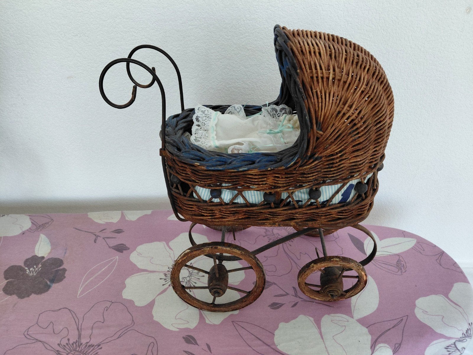 Vintage rieten poppenwagen - decoratief item, Ophalen of Verzenden