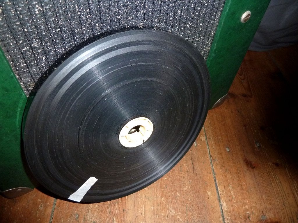 16mm film zwart magnetisch (?) aanloopstrook diamtr 27cm, Ophalen of Verzenden, 16mm film