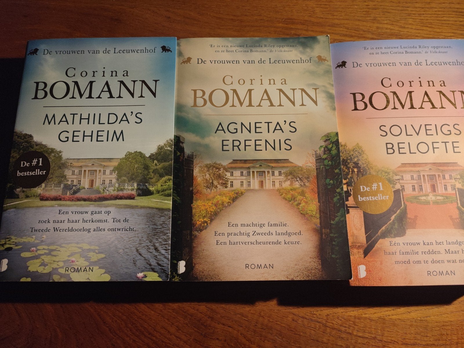 De vrouwen van de Leeuwenhof - Corina Bomann ( 2 boeken), Boeken, Ophalen of Verzenden, Zo goed als nieuw, Corina Bomann, Nederland