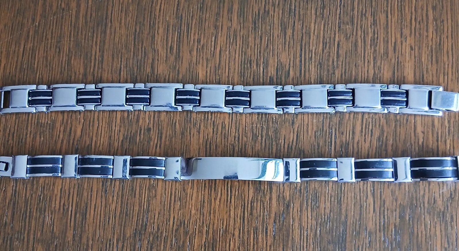 Stainless Steel Herenarmband Met Zwarte Accenten 2x P/St €10, Sieraden, Tassen en Uiterlijk, Armbanden, Ophalen of Verzenden, Zo goed als nieuw