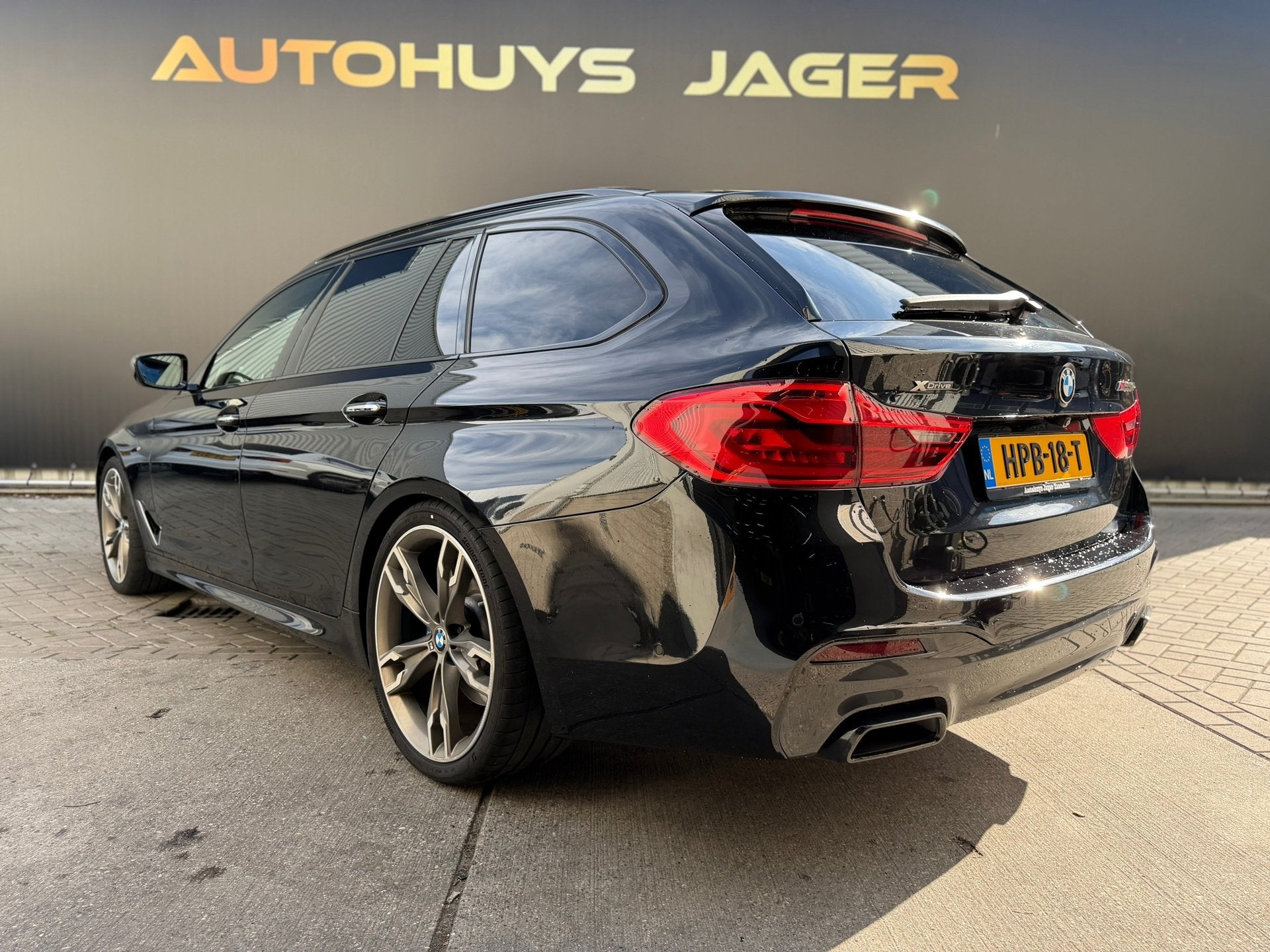 BMW 5-serie Touring M550d xDrive Pano Hud H&K Massage Leder, Auto's, Dealer onderhouden, Gebruikt, 2993 cc, 2000 kg