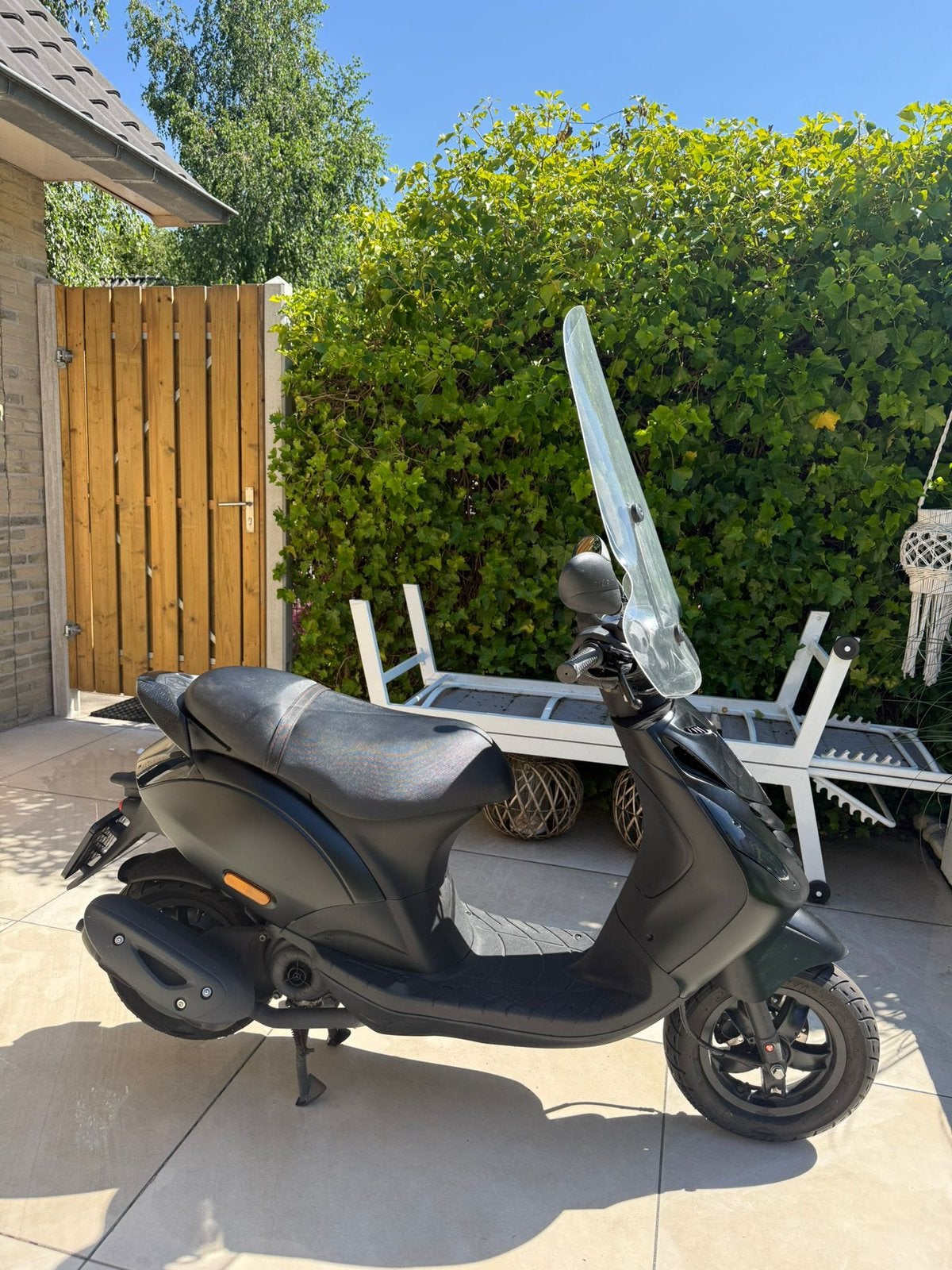Piaggio Zip 50 S 4t - 2021 + helm, slot en beenkleed, Ophalen, Zo goed als nieuw, Benzine, Piaggio