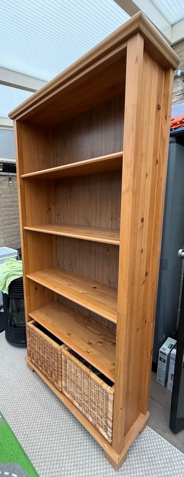 Ikea grenen boekenkast met rieten manden, Huis en Inrichting, Ophalen, Met plank(en), Gebruikt, 50 tot 100 cm