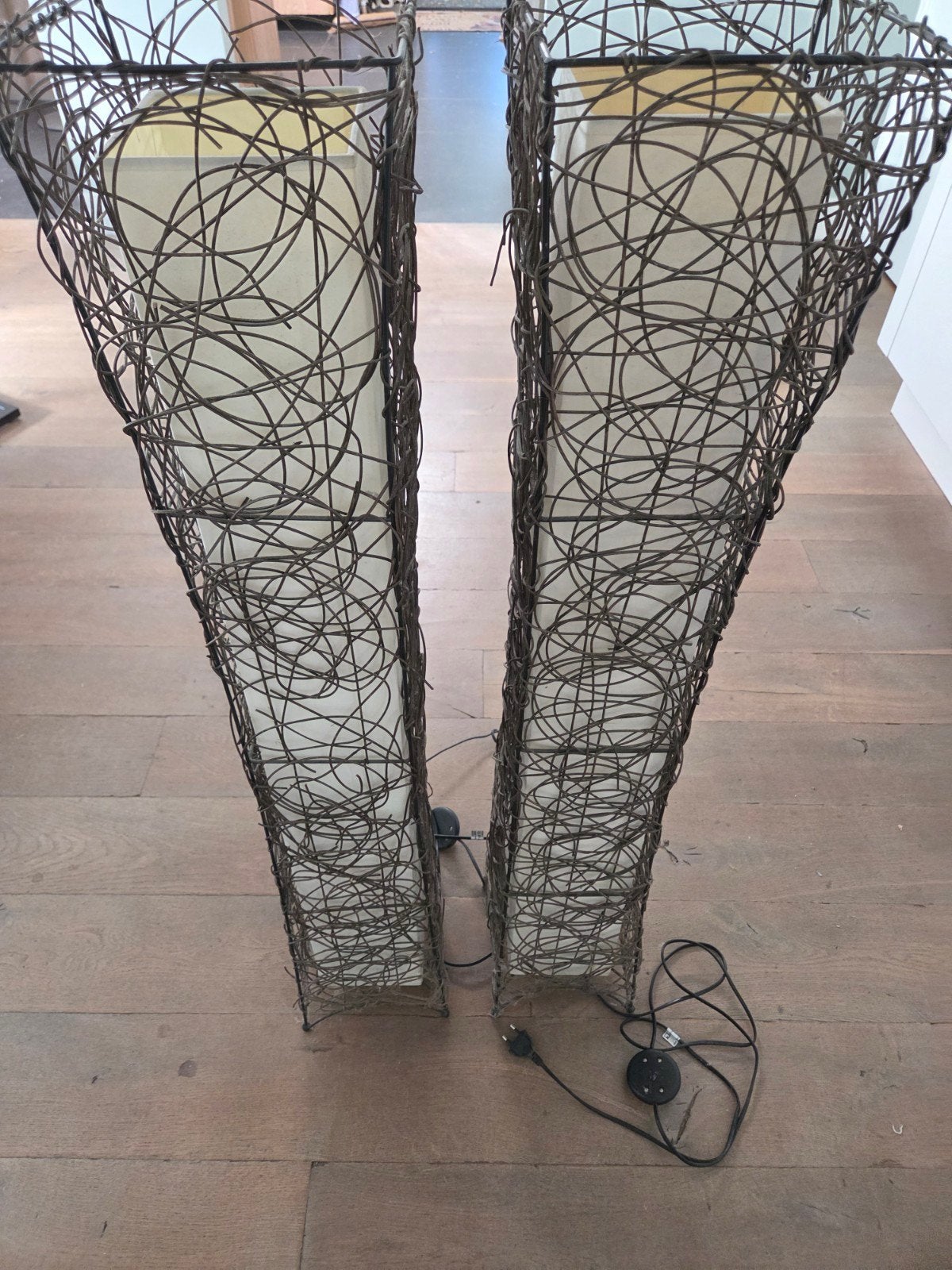 Deze 2 vloerlamp met rotan hout. handgemaakt, Huis en Inrichting, Woonaccessoires | Zuilen en Pilaren, Ophalen