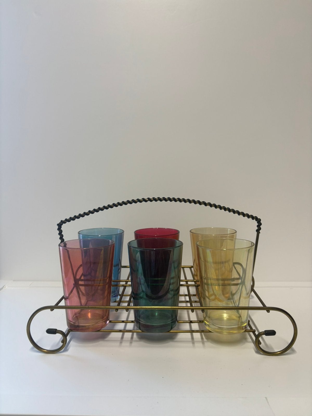 Vintage oude gekleurde glazen in houder, *, Gebruikt, Waterglas, *