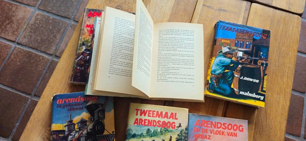 Verzameling Arendsoog boeken van J Nowee, Boeken, Ophalen of Verzenden, Gelezen