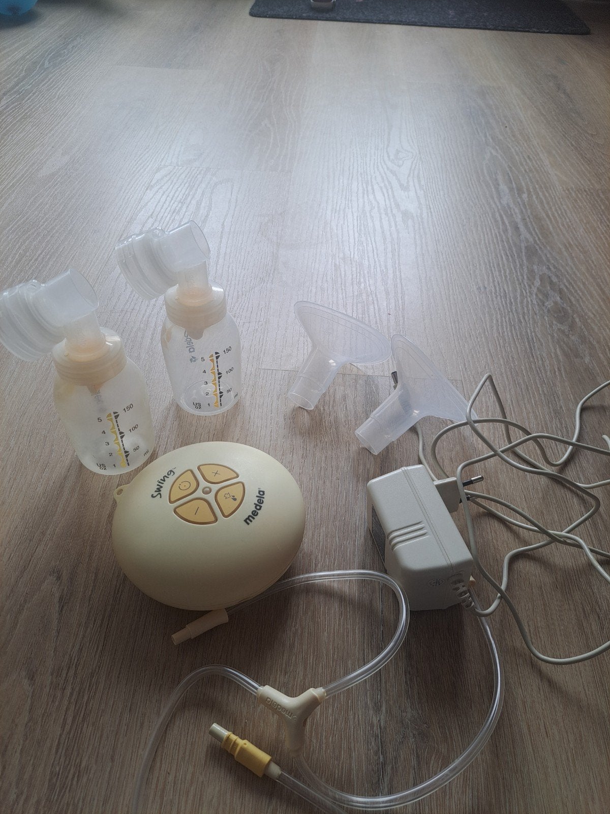 Medela Swing enkele elektrische borstkolf met accessoires, Kinderen en Baby's, Ophalen