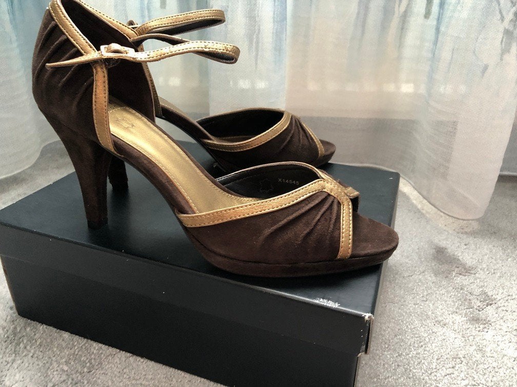 Prachtig Nieuw bruin/goud Leren/Suede sandaal/pump Esprit 40, Bruin, Nieuw, Ophalen of Verzenden, Schoenen met hoge hakken