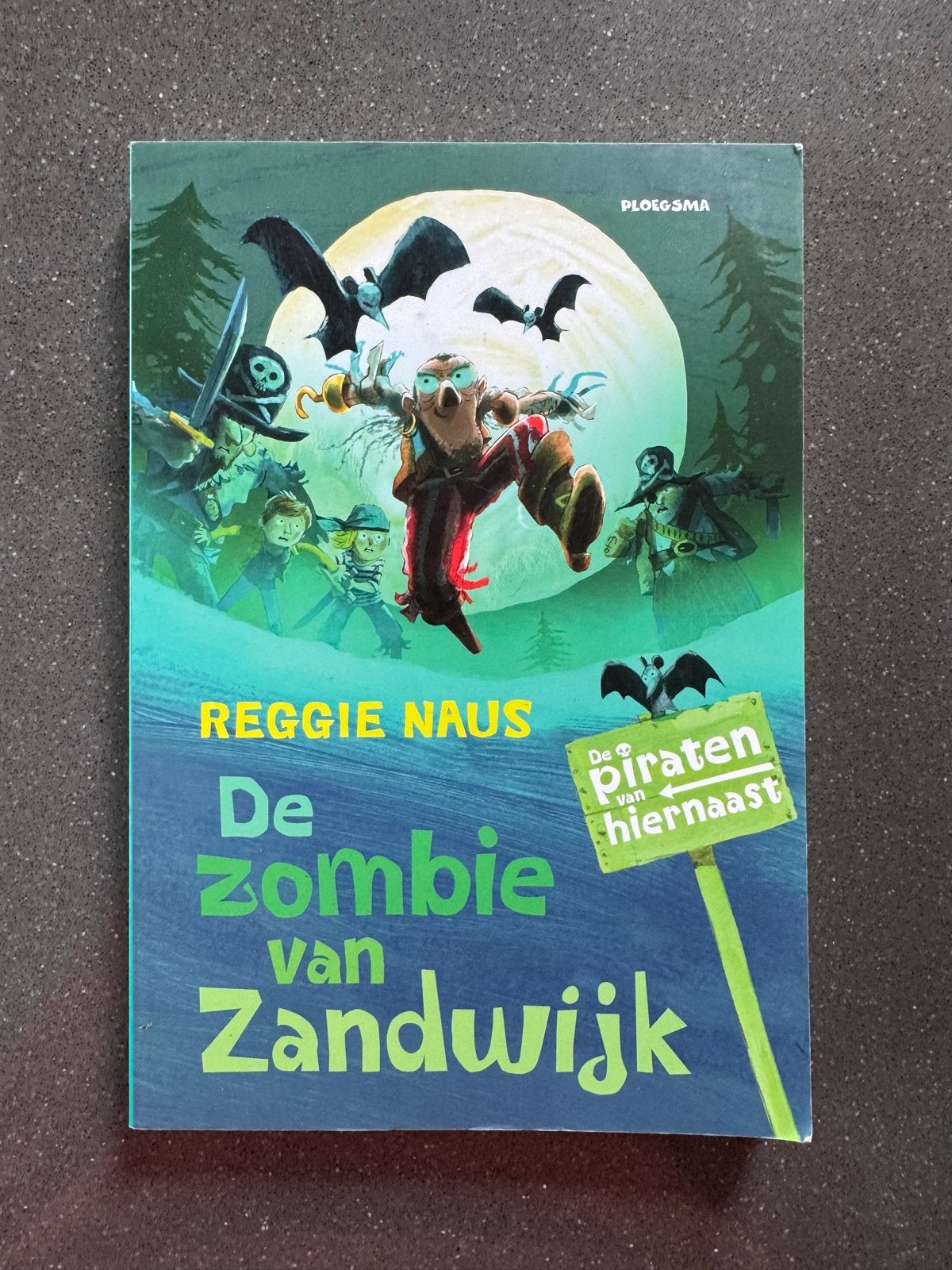 De zombie van Zandwijk - Reggie Naus, Ophalen of Verzenden, Zo goed als nieuw, Fictie algemeen