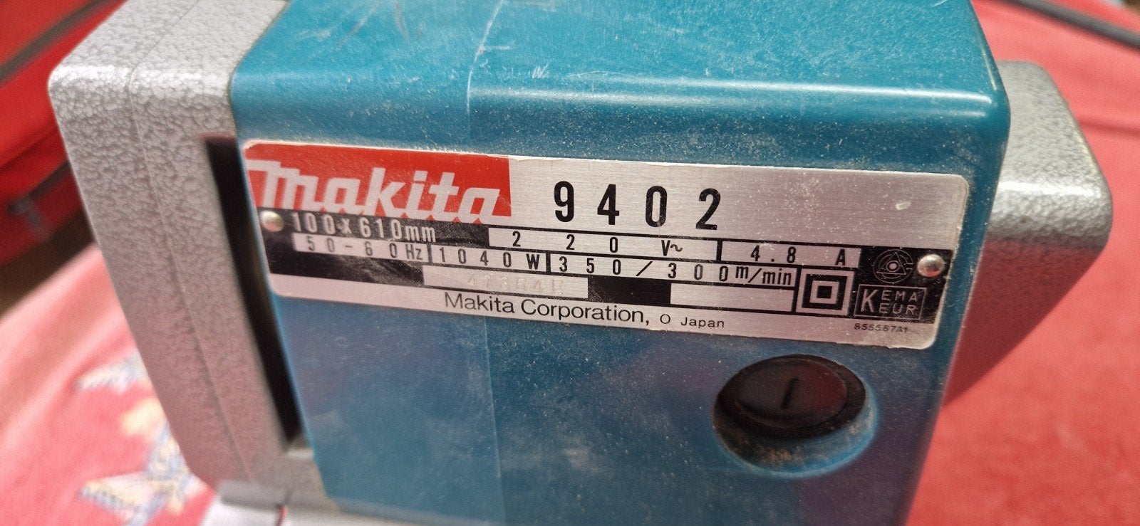 band schuurmachine Makita 9402, Doe-het-zelf en Verbouw, Gereedschap | Schuurmachines, Ophalen of Verzenden, Gebruikt, 1200 watt of meer