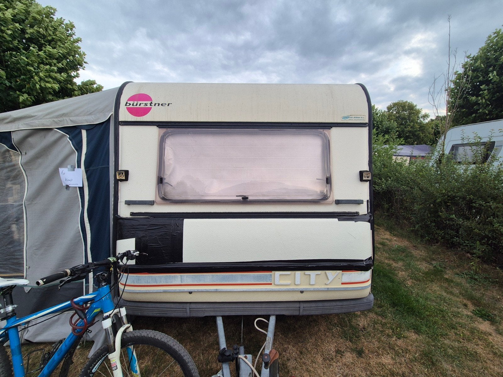 Burstner City Caravan, Caravans en Kamperen, Caravans, Particulier, tot en met 4, 750 - 1000 kg, Rondzit, Bürstner, Omvormbare zithoek