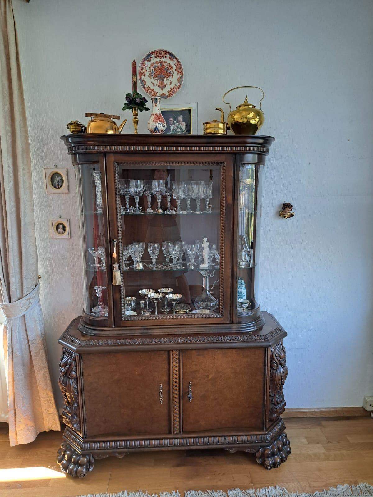 Antieke vitrinekast, Ophalen
