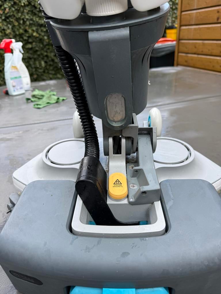Compacte schrobmachine - Ideaal voor kleine ruimtes, Doe-het-zelf en Verbouw, Reinigingsmachines, Gebruikt, Schrobmachine, Ophalen