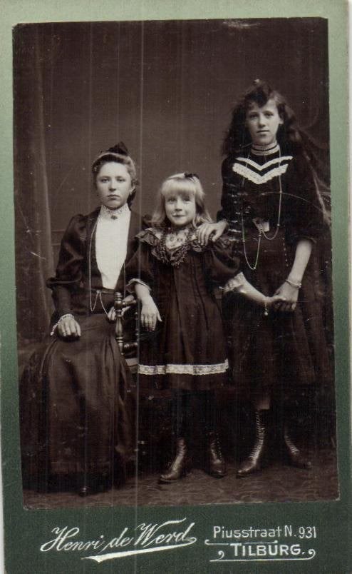 CDV - Henri de Werd -Piusstraat- Tilburg -Moeder +2 dochters, Gebruikt, Verzenden, Foto, Klederdracht