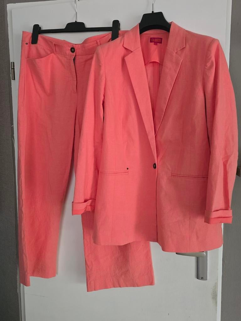 Cloud9 pak, zo goed als nieuw. Maat 42. Kleur lichtroze/zalm, Kleding | Dames, Jasjes, Kostuums en Pakken, Zo goed als nieuw, Maat 42/44 (L)