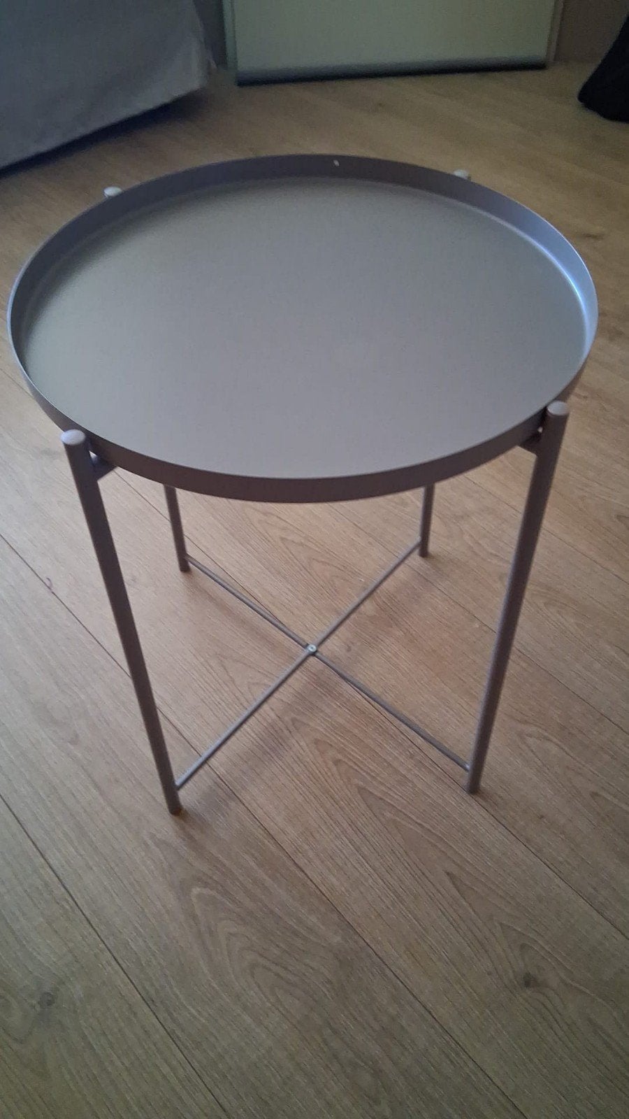 Grijze IKEA Salon Tafel met dienblad, Minder dan 55 cm, Metaal of Aluminium, Rond, Zo goed als nieuw