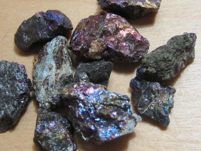 mi. 50Kt ruwe edelstenen CHALCOPYRIET (4)(PAUWENERTS), Verzenden, Mineraal