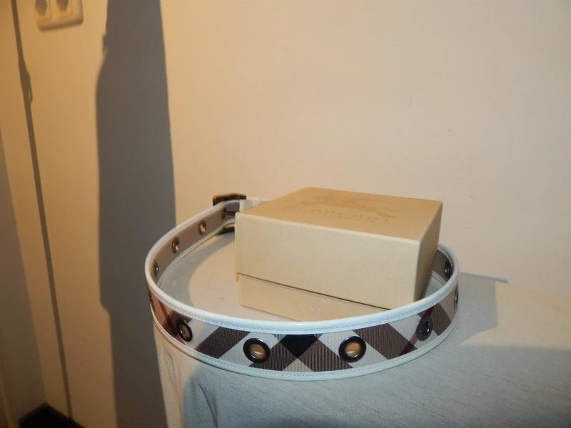 Burberry riem ruit met wit lak leer hardware ogen In doos, Kleding | Dames, Verzenden, Heupriem, Zo goed als nieuw, Burberry