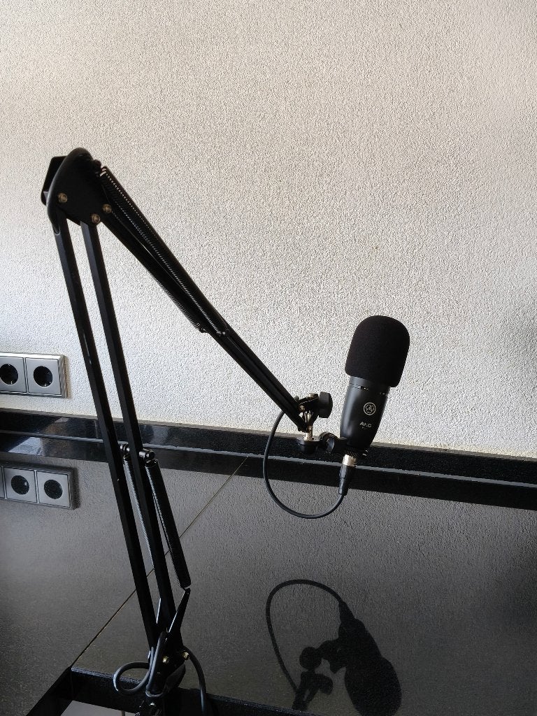 AKG P120 condensator microfoon + klemstandaard, Ophalen of Verzenden, Zo goed als nieuw, Studiomicrofoon