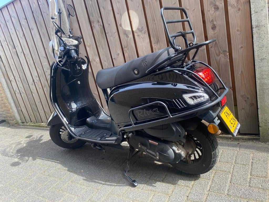 BTC RIVA scooter 12-2023,zwart glanzend, hoog scherm, 7300km, Ophalen, Zo goed als nieuw, Overige typen, Overige merken
