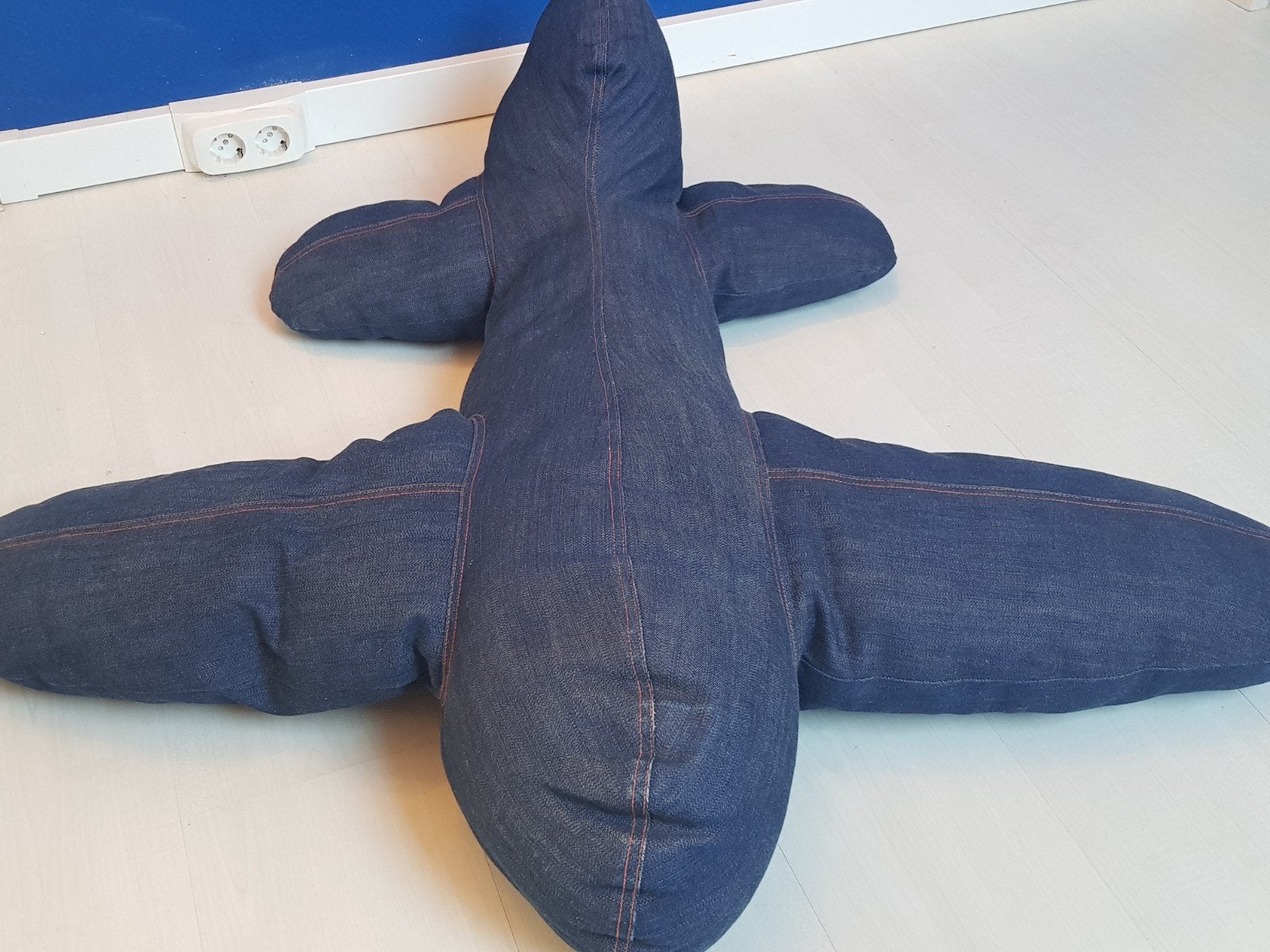 Zeer grote vliegtuig zitzak / kussen in denim pakhuis oost, Ophalen, Zo goed als nieuw, Overige typen