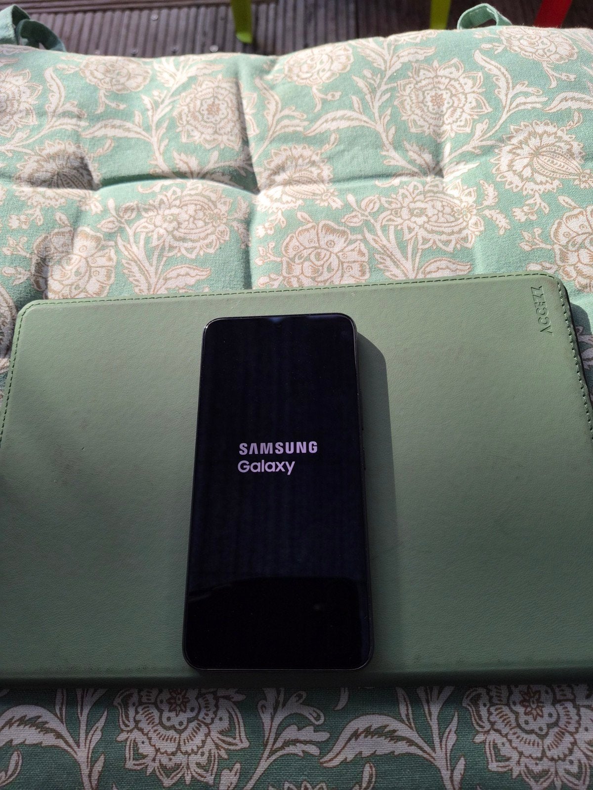 Foto 3 van Samsung Galaxy S22 - Zo goed als nieuw