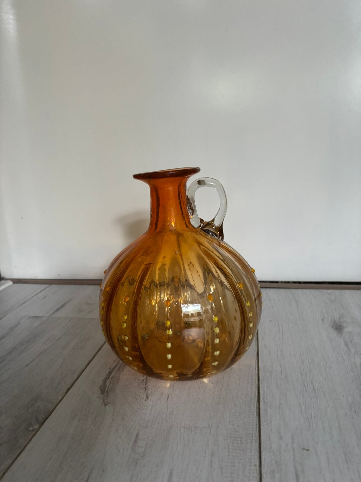 Vintage Amberglazen Vaas / Karaf met Oor, Ophalen of Verzenden, Zo goed als nieuw, Glas