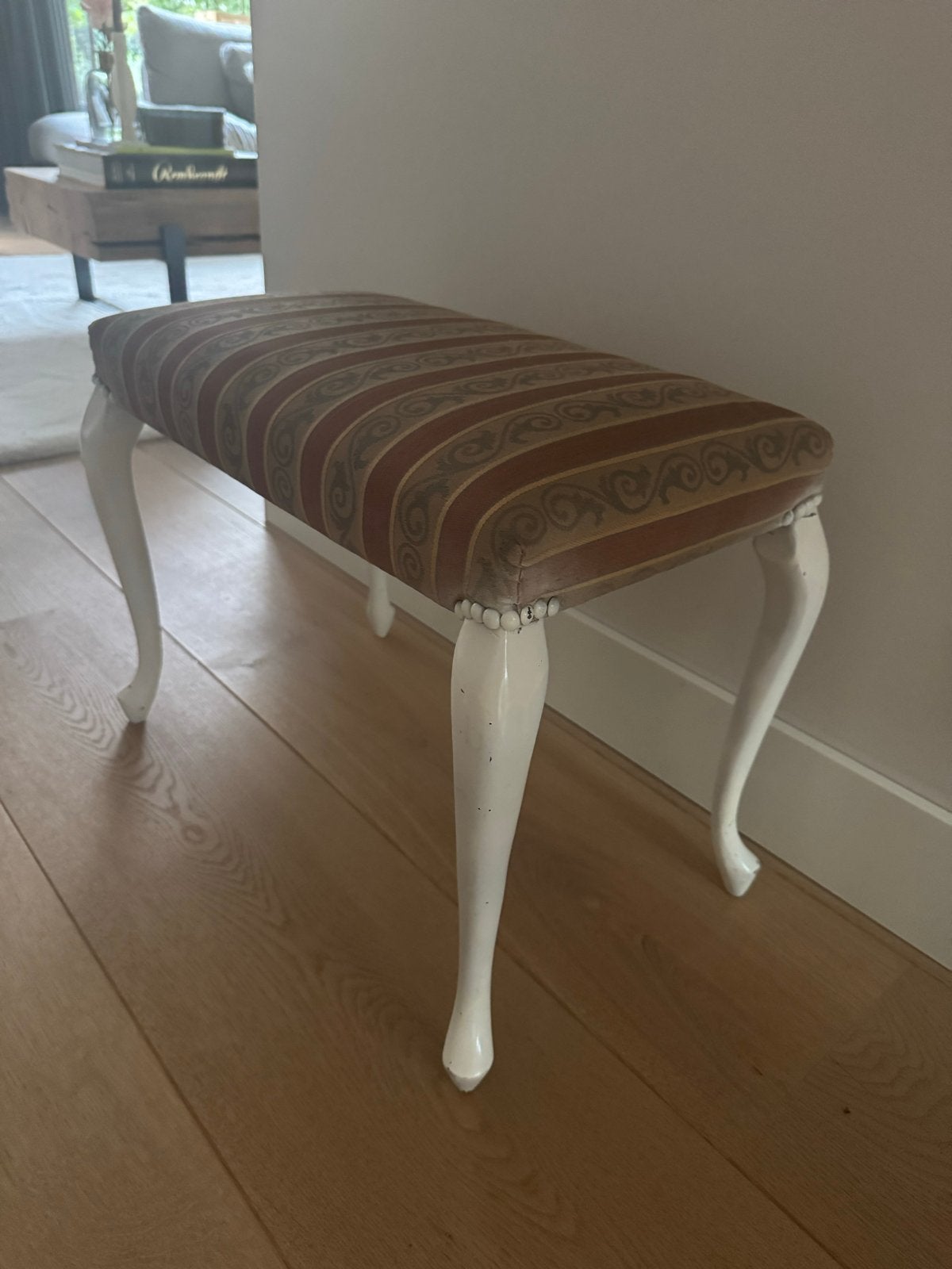 Vintage gestoffeerd bankje met sierlijke poten, Antiek en Kunst, Ophalen