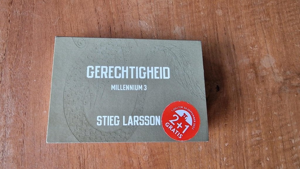 Dwarsligger 677 - Gerechtigheid - Millenium - Stieg Larsson., Boeken, Ophalen of Verzenden, Zo goed als nieuw, Stieg Larsson, Scandinavië