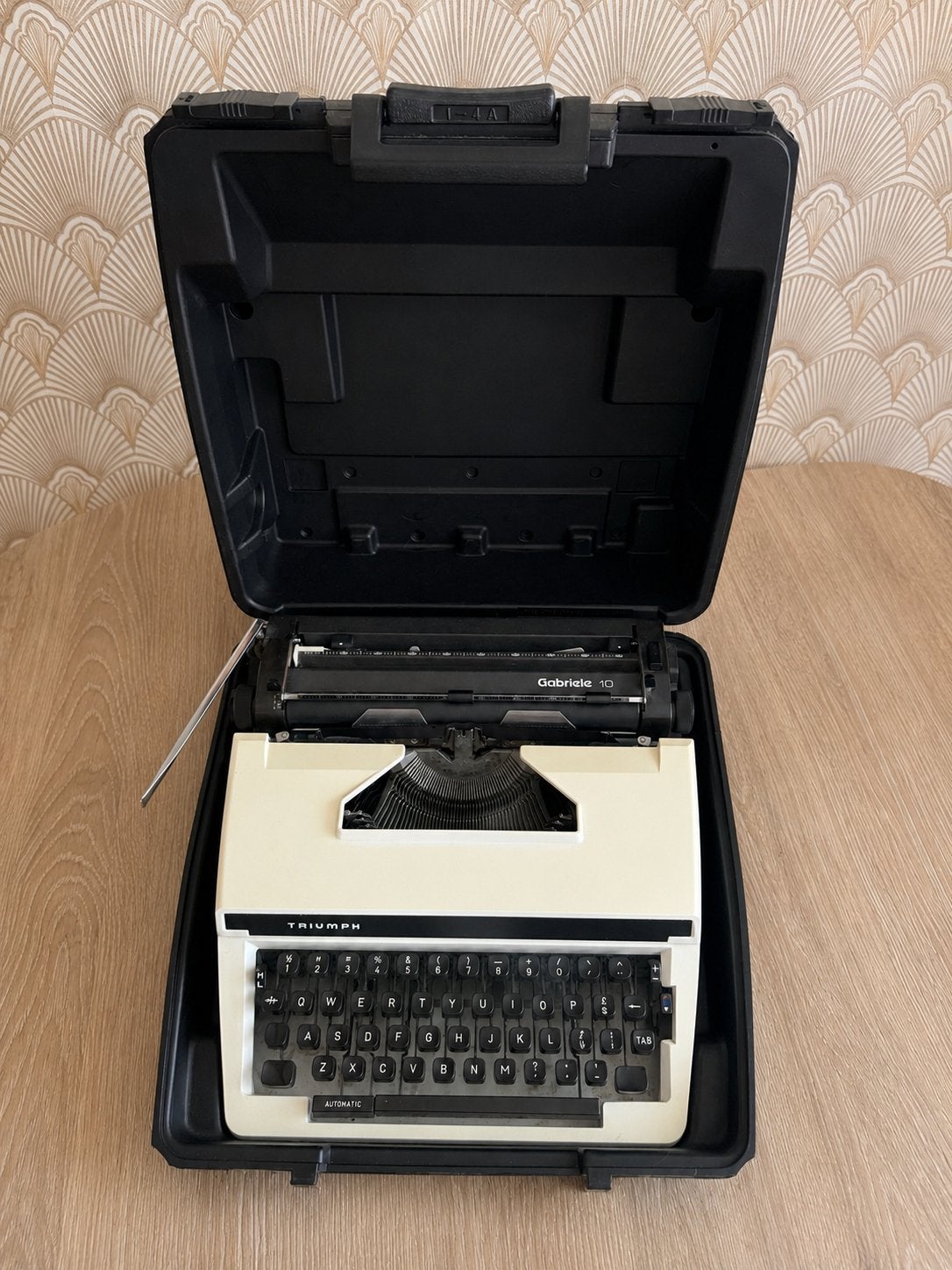 Triumph Gabriele 10 typemachine met originele draagkoffer., Diversen, Typemachines, Ophalen of Verzenden, Zo goed als nieuw