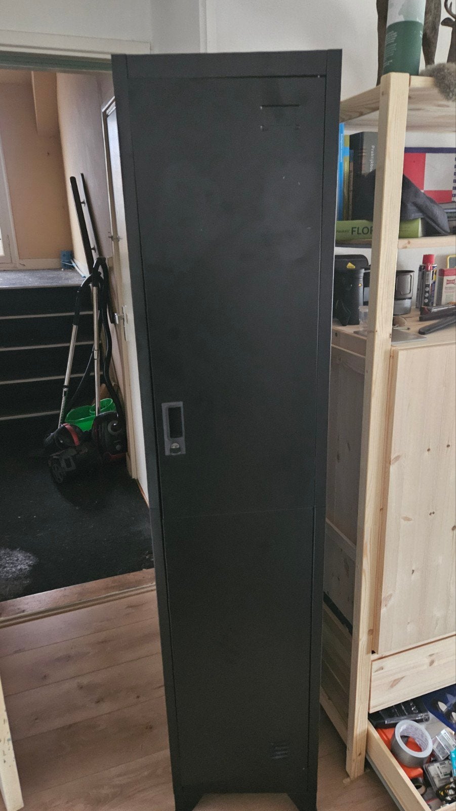 Zwarte metalen locker met IKEA hangschappen, Ophalen, Gebruikt, Industrieel