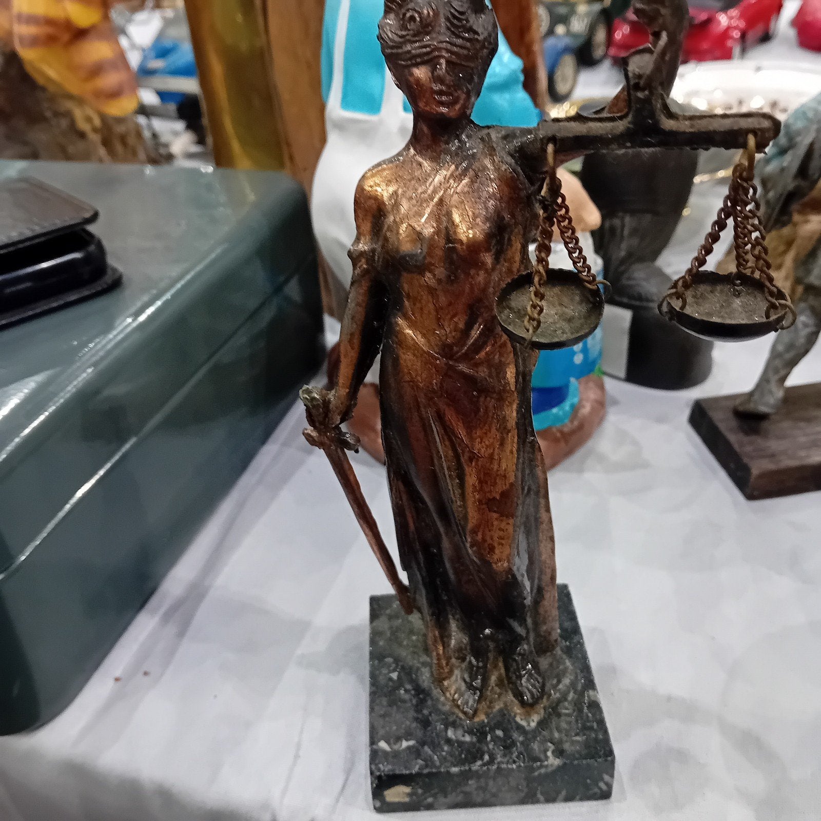 Bronzen beeldje Vrouwe Justitia, Ophalen of Verzenden, Brons, 20 - 50 cm, Op sokkel
