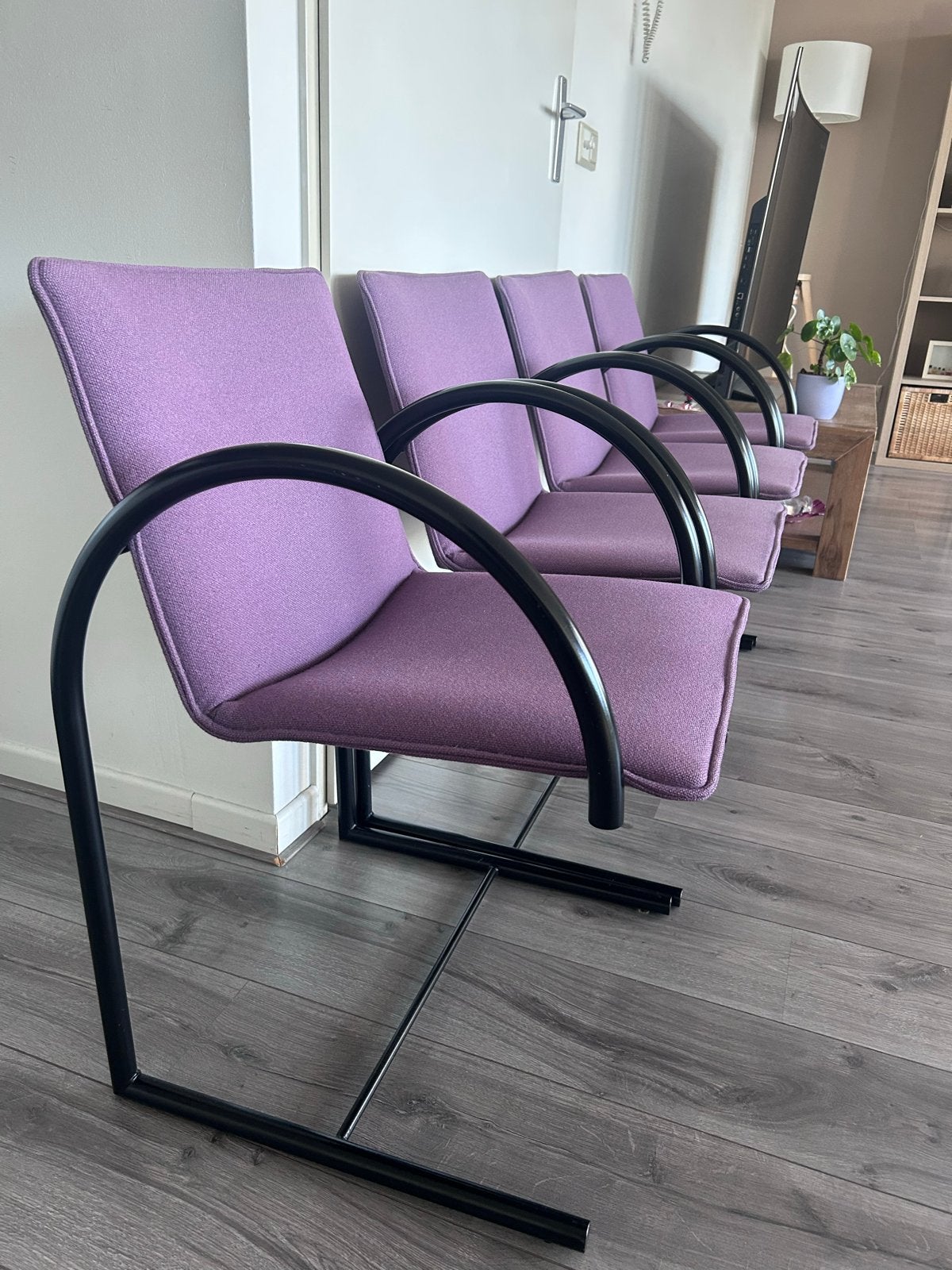 4 Gispen 208 cantilever stoelen paars met zwart metaform, Ophalen, Gebruikt, Overige kleuren, Vier