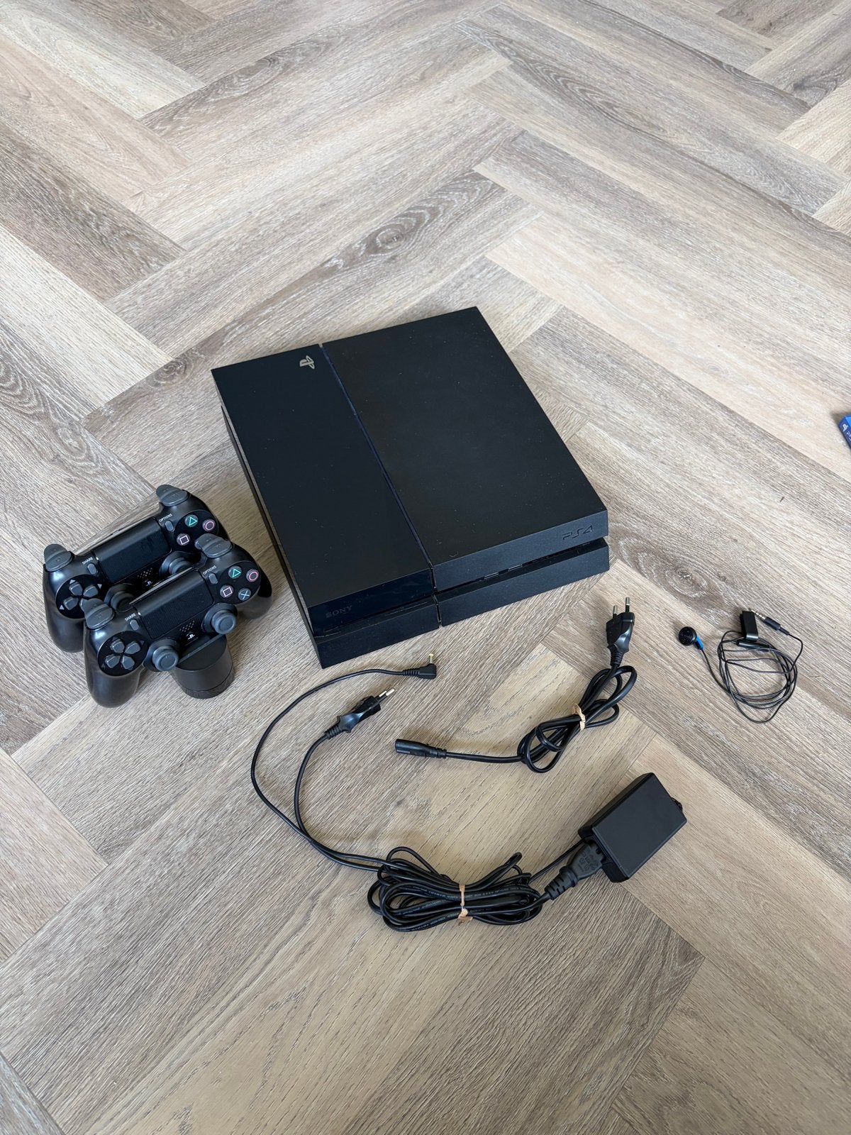 PlayStation 4 met 2 controllers en oplader, Spelcomputers en Games, Met 2 controllers, Ophalen of Verzenden, Original, 500 GB