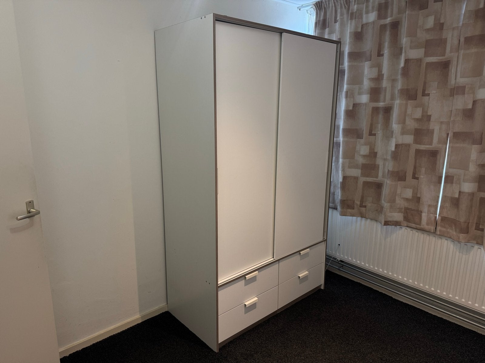 Witte kledingkast met schuifdeuren en lades, Huis en Inrichting, Ophalen, Gebruikt, 100 tot 150 cm, 200 cm of meer