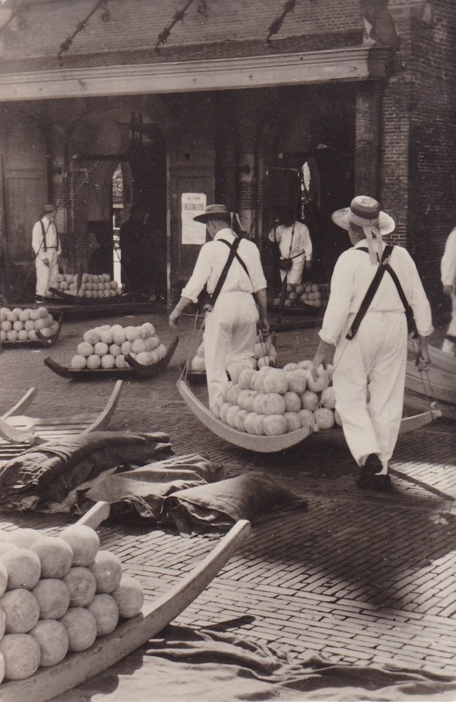Alkmaar. fotokaart Kaasmarkt - Kaasdragers. **, Ophalen of Verzenden, 1940 tot 1960, Ongelopen, Noord-Holland