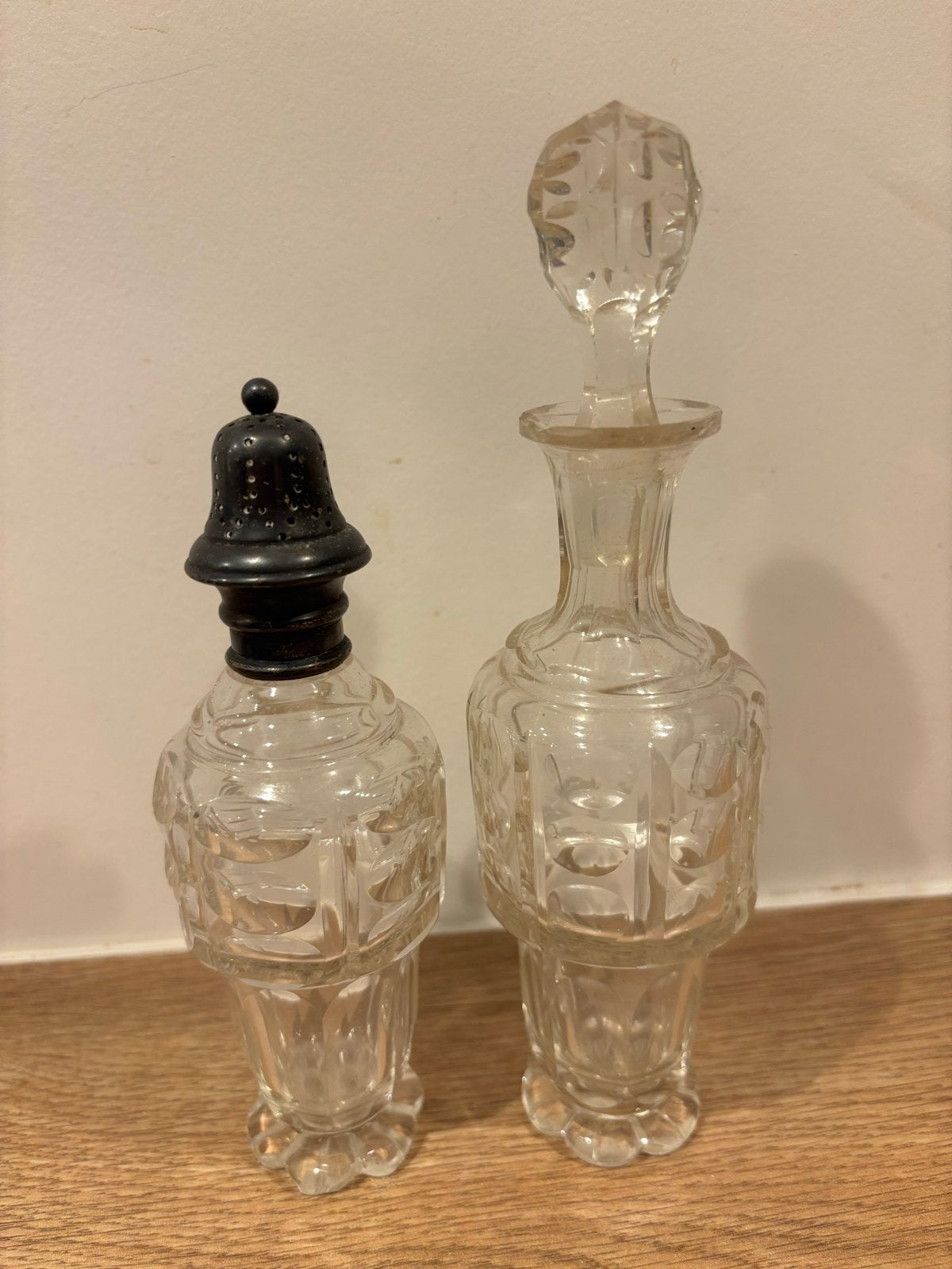 Antieke Glazen Flesjes - Zoutvaatje en Parfumflesje, Ophalen of Verzenden