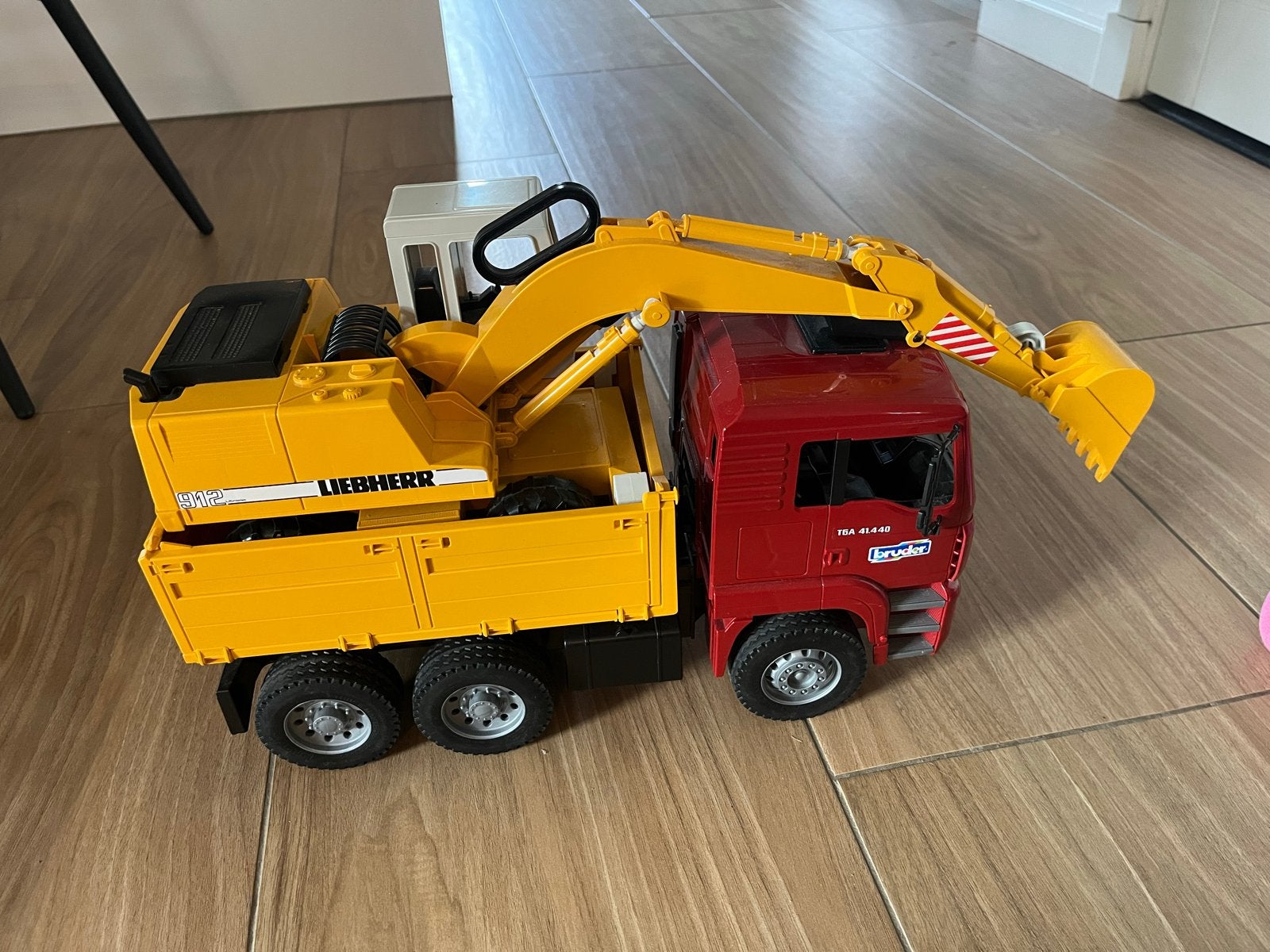 Bruder vrachtwagen met graafmachine, Ophalen, Zo goed als nieuw