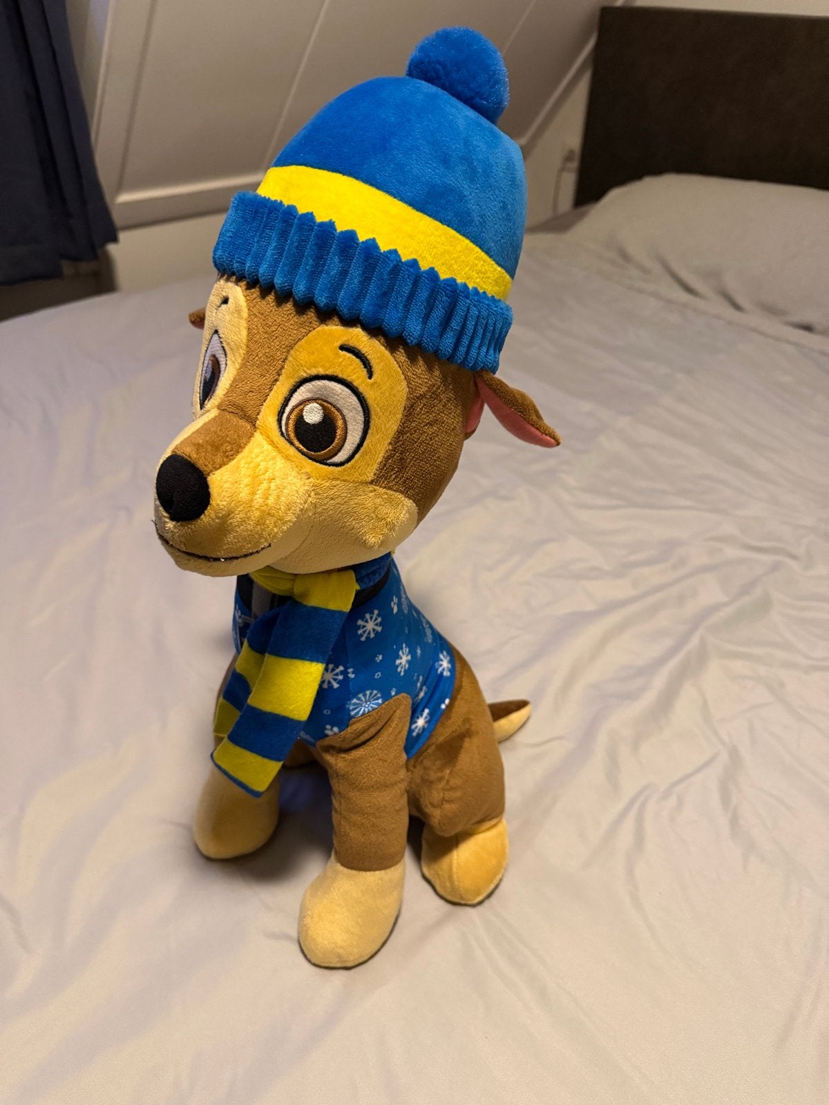 Paw Patrol Chase knuffel met muts en sjaal, Overige merken, Zo goed als nieuw, Middelgroot (20 tot 80 cm), Met kleding of accessoire