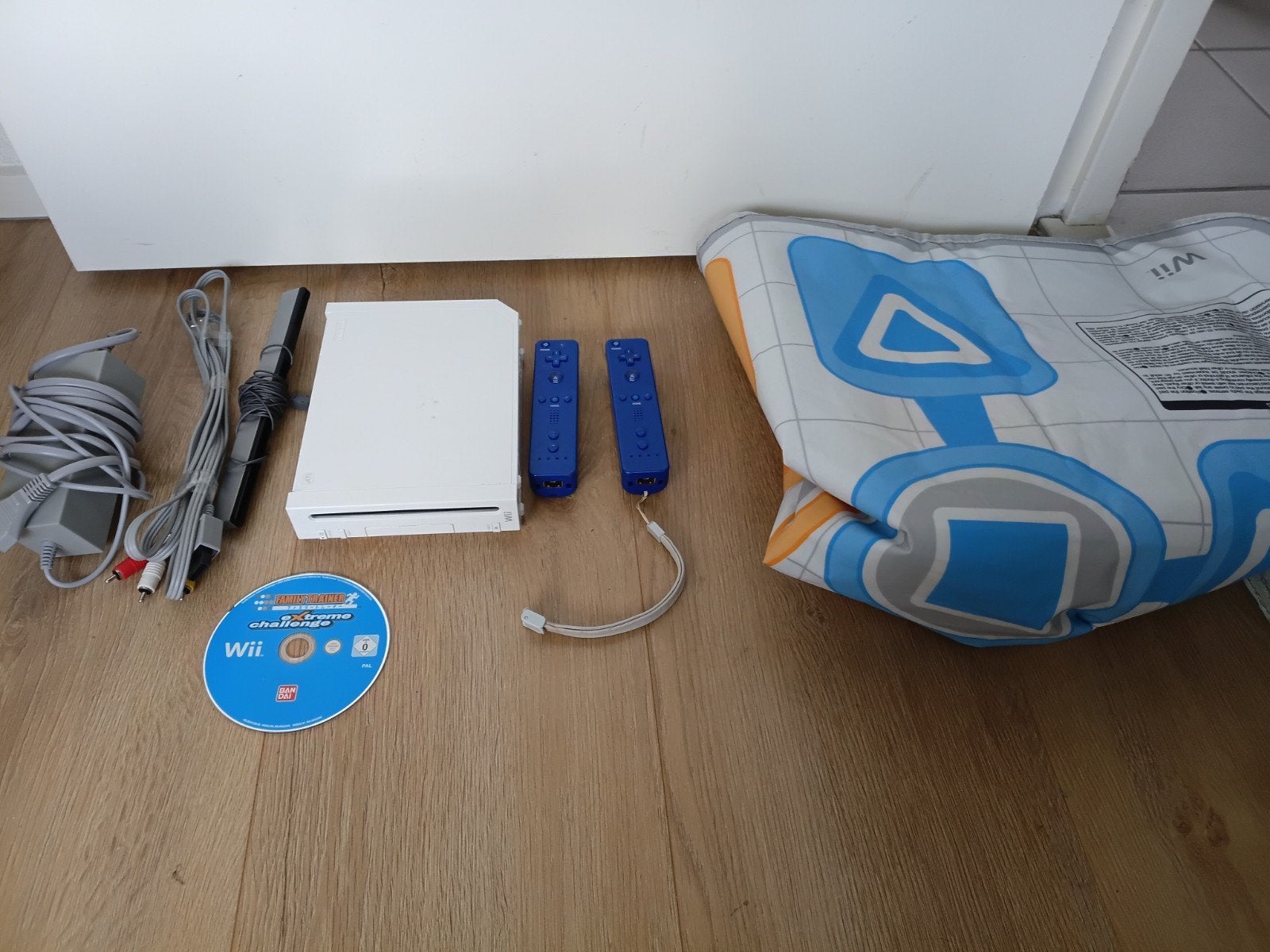 Wii console met 2 controllers, kabels en Extreme Challenge, Ophalen of Verzenden, Gebruikt, Met 2 controllers, Met games