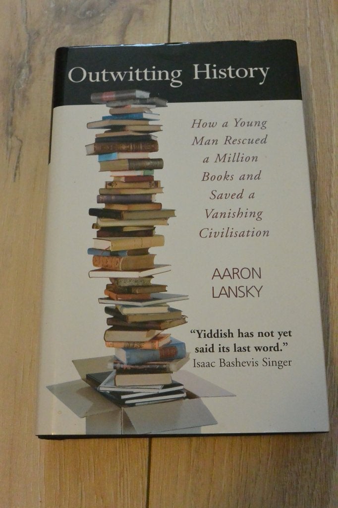 Boek Outwitting History - Aaron Lansky, Ophalen of Verzenden, Gelezen, Aaron Lansky