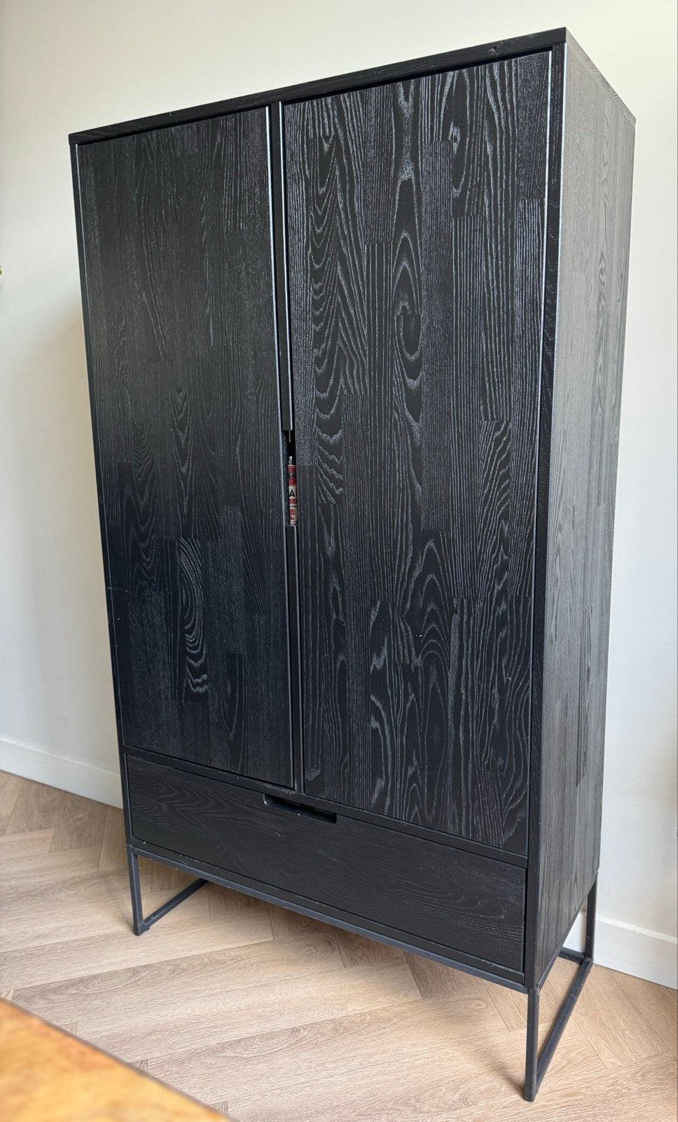 WOOOD Silas 2-deurs kast met lade, Huis en Inrichting, Ophalen, Gebruikt, 100 tot 150 cm, 50 tot 100 cm