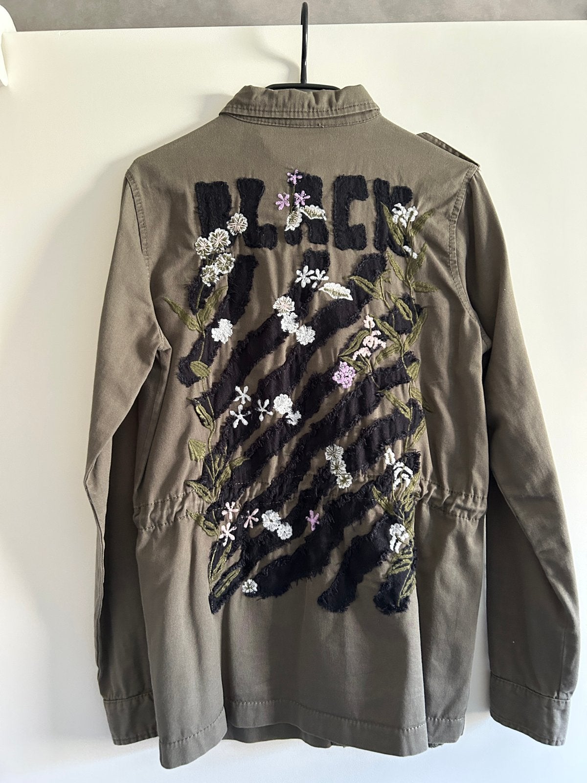 Stijlvolle legergroene blouse met unieke opdruk, Ophalen of Verzenden, Gedragen, Maat 34 (XS) of kleiner, Groen